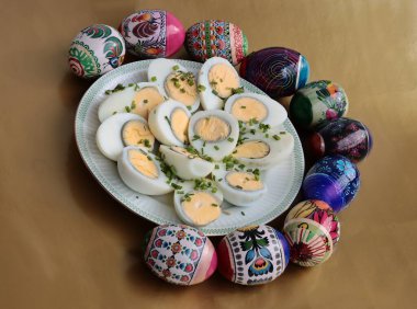 Paskalya Pazar 'ı için geleneksel sembolik yemek olarak tavuk yumurtası pişirildi