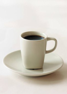 Bir fincan sıcak kahve, kek ve kahve makinesi.     