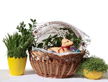 Geleneksel Paskalya Tatillerini Kuzular, yiyecekler, yeşil bitkiler ve Paskalya yumurtalarıyla kutluyoruz   