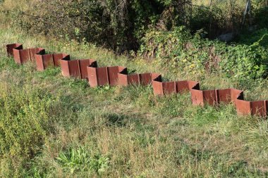 Nehir kenarındaki baraj iskeletinin görüntüsü