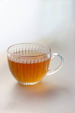 Bir bardak sıcak tra ve biraz kek yakın.