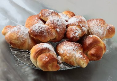 çeşitli ev yapımı kekler ve bir fincan kahve.