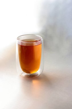 Bir bardak sıcak çay, güzel kokulu bir içecek gibi.