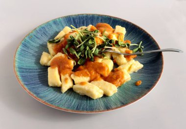 Peynirli ve patatesli domates soslu erişte ve yeşil ayçiçeği filizli makarna.