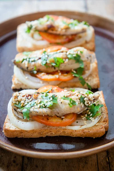 鱼沙拉配全麦片面包和清洁蔬菜 图库图片