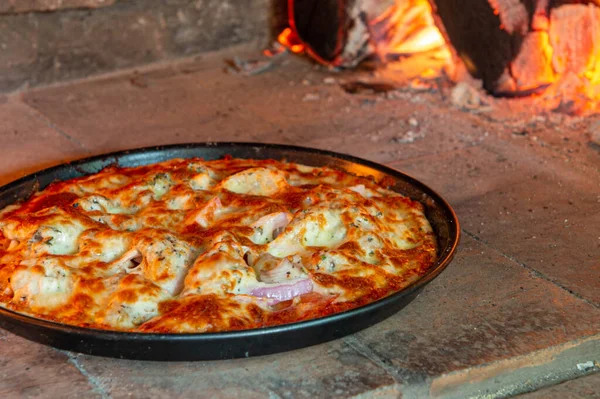 Penutup Pizza Dalam Oven Kayu Api Stok Gambar Bebas Royalti