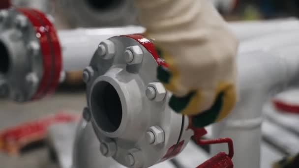 Worker Mask Uniform Paints Metal Pipe Factory Paint Pressure High — Stok video