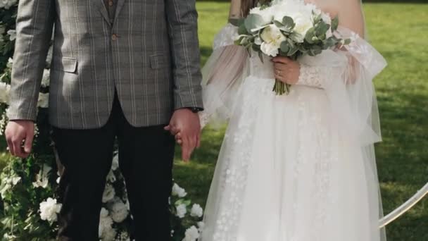Bruid Bruidegom Houden Hand Hand Tijdens Huwelijksceremonie Bruid Houdt Een — Stockvideo