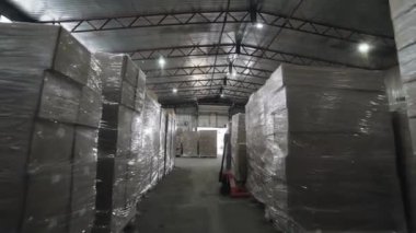 Bitmiş ürünlerin kutularda ve plastik paketlerde depolandığı üretim deposu. Ürünlerin depolandığı ve dağıtımının yapıldığı geniş bir demir hangar. Yüksek kalite 4k