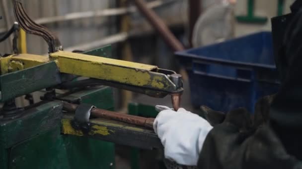 Spawacz Okularach Jednorodnych Ochronnych Sprawia Wyroby Metalowe Pomocą Bezdotykowej Maszyny — Wideo stockowe