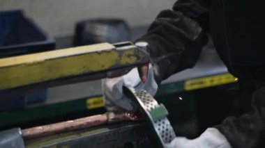 Üniformalı ve koruyucu gözlüklü kaynakçı temassız kaynak makinesi kullanarak metal ürünler üretiyor. Metal ürünlerin üretimi. Toplu üretim, toptan satış.