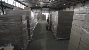 Bitmiş ürünlerin kutularda ve plastik paketlerde depolandığı üretim deposu. Ürünlerin depolandığı ve dağıtımının yapıldığı geniş bir demir hangar. Yüksek kalite 4k