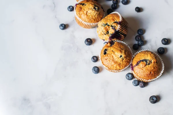 Blaubeer Muffins Auf Weißem Marmor Hintergrund Ansicht Von Oben Und — Stockfoto