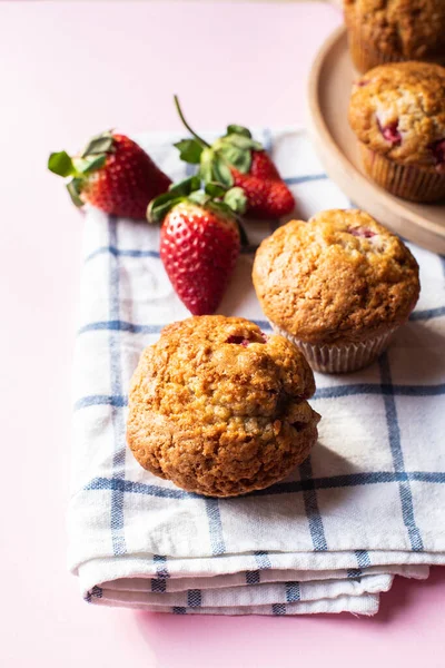 Muffin Fragole Tovagliolo Uno Sfondo Rosa Vicino — Foto Stock