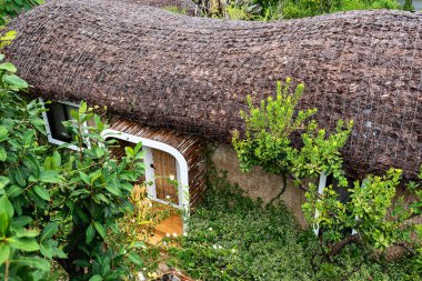 Yapraklı sazdan ev, eski kültür ve inşaat teknolojisinin taklidi.