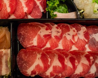 Domuz eti, tavuk ve taze karidesi parçalara ayırıp tabağa koy..