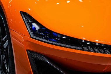 Modern bir arabanın tüm LED uyarlamalı farları. Farlar, sürücü koşullarına bağlı olarak açılabilen, kapatılabilen veya karartılabilen bireysel matris LED birimlerinden oluşur.