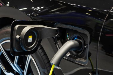 Elektronik araç EV 'ye elektrik kablosu şarj etmek için elektrik pompası. UI kontrol ekranı, otomobil yakıt istasyonu bağlı alternatif sürdürülebilir eko enerji.