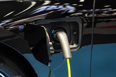 Elektronik araç EV 'ye elektrik kablosu şarj etmek için elektrik pompası. UI kontrol ekranı, otomobil yakıt istasyonu bağlı alternatif sürdürülebilir eko enerji.