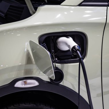 Elektronik araç EV 'ye elektrik kablosu şarj etmek için elektrik pompası. UI kontrol ekranı, otomobil yakıt istasyonu bağlı alternatif sürdürülebilir eko enerji.