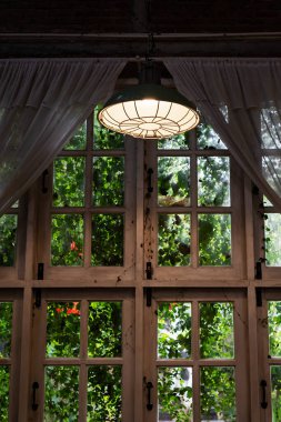 Eski bir restoranda eski bir lamba.