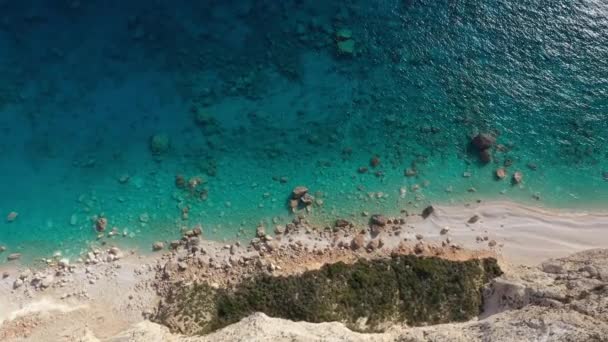 Повітряний Вид Узбережжя Скелями Блакитною Водою Грецькому Острові — стокове відео