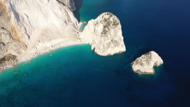 Повітряний Вид Узбережжя Скелями Блакитною Водою Грецькому Острові — стокове відео