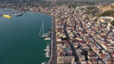 Güneşin doğuşunda güzel bir limanı olan Zakynthos kasabasının hava manzarası