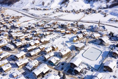 Levigno köyünün havadan görünüşü ve kışın karla kaplı dağların yamaçları. 