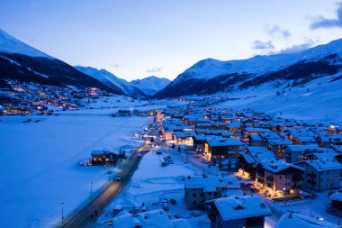 Öğleden sonra Kuzey İtalya 'daki Livigno köyünün hava manzarası