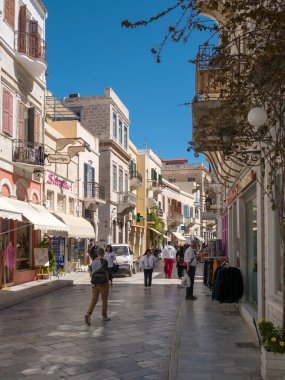 SYROS, GREECE - Nisan 04, 2018: Güneşli bir günde dükkanları ve insanları olan Ermoupolis Caddesi