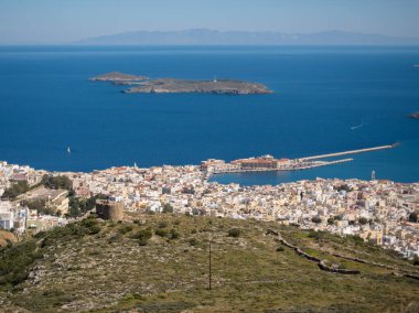 Güzel binalar ve evler güneşli bir günde Syros beldesi görünümünü