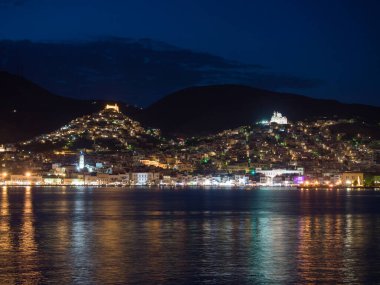 Yunanistan 'ın Syros adasında öğleden sonra ışıklarıyla Ermoupolis kasabasının panoramik manzarası
