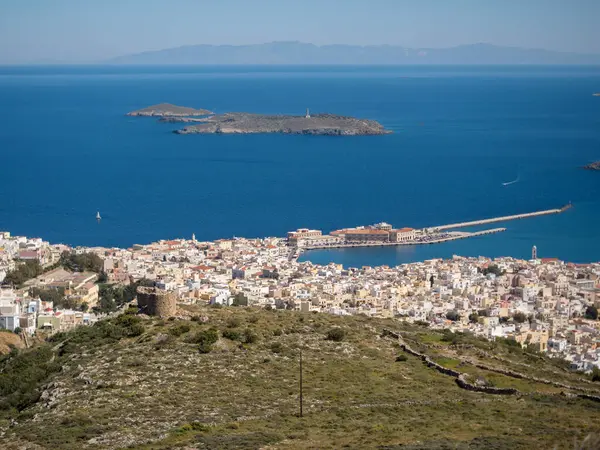 Güzel binalar ve evler güneşli bir günde Syros beldesi görünümünü