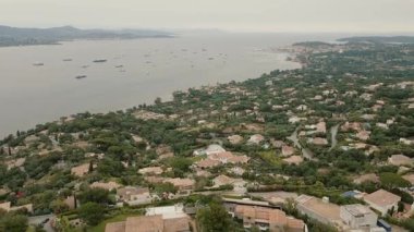 Saint-Tropez, Fransa 'nın lüks villaları, yatları ve kristal berrak suları üzerinde çarpıcı bir hava manzarası. Panoramik çekim güzel kıyı şeridini ve özel Akdeniz yaşam tarzını gözler önüne seriyor..