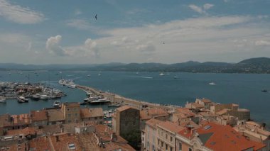 Saint-Tropez 'in Eski Kasabası' nın havadan görünüşü, Fransız Riviera, Fransa. Akdeniz mimarisi ve marinasıyla manzaralı kıyı manzarası.
