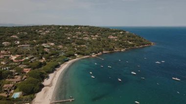Saint Tropez 'in yaz plajında uçan insansız hava aracı.