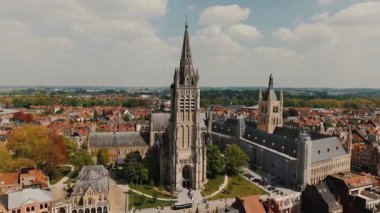 Güneşli bir günde Ypres, Belçika 'daki St. Martins Katedrali' nin Hava Görüntüsü
