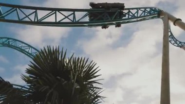 Çelik Raylar üzerindeki Roller Coaster Treninin Yukarı Görünümü