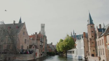 Kanal manzaralı Bruges meydanlarından birinin manzarası.