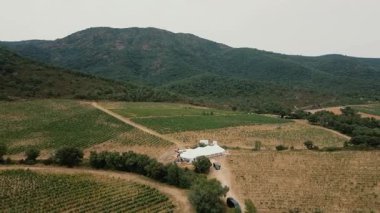 Saint Tropez yakınlarındaki dağlarda düğün şapeli hava manzarası