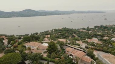 Fransa 'da Deniz, Yatlar ve Tepe Tepesi Villaları Panoramik Drone Manzarası