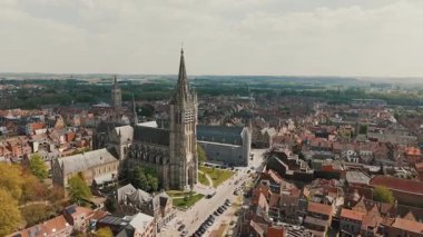 Saint Martins Katedrali 'nin İHA Çekimi ve Ypres Tarihi Şehir Merkezi, 4k
