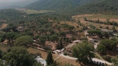 Villa, Orman ve Kutlamanın İnsansız Hava Aracı Panoraması