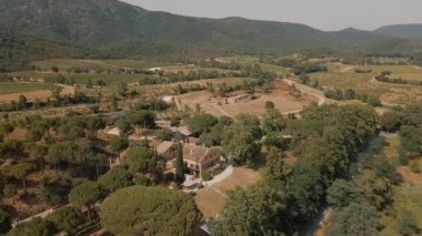 Villa, Orman ve Kutlamanın İnsansız Hava Aracı Panoraması
