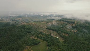 Toskana İtalya 'nın bulutlu havasında bir drondan çekilen muhteşem manzaralar
