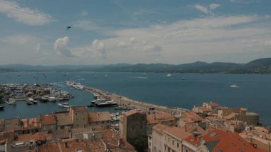 Bir İHA Saint-Tropez güvertesinin panoramasını alır. Kuşlar uçar gider.