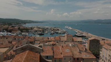 Bir İHA Saint-Tropez güvertesinin panoramasını alır. Kuşlar karede uçuyor..