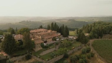 Tuscany, İtalya 'daki Quercia al Poggio villasındaki bir açık hava düğün yemeğinin robot resmi.
