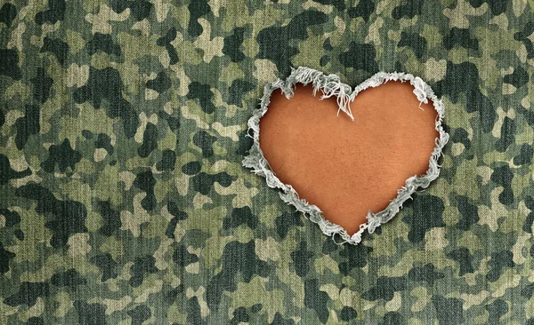 Військовий Герой Любить Камуфляжну Тканину Військового Часу Діркою Формі Серця — стокове фото